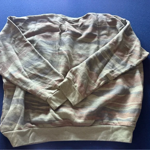 AVIATOR NATION Camouflage crewneck Sweatshirt with bright pink heart🩷NWOT🩷 - Picture 9 of 13